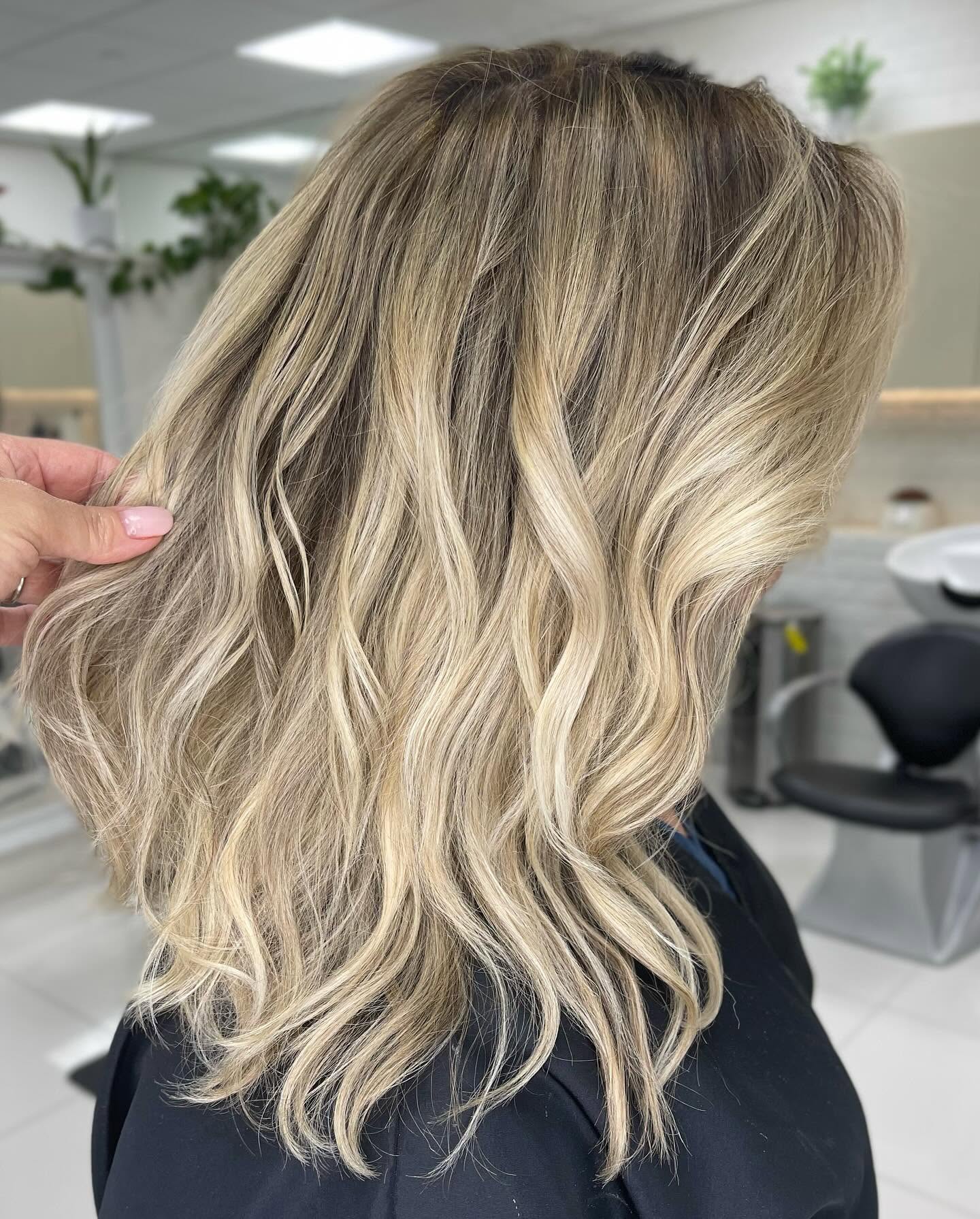 Mia Salon and Spa providing professional Hair Salon, Beauty Salon, Nail Salon, Hairdresser, and Eyelash Salon services in Miami Beach, FL.