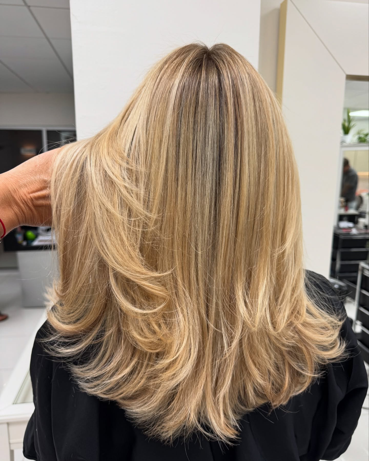 Mia Salon and Spa providing professional Hair Salon, Beauty Salon, Nail Salon, Hairdresser, and Eyelash Salon services in Miami Beach, FL.